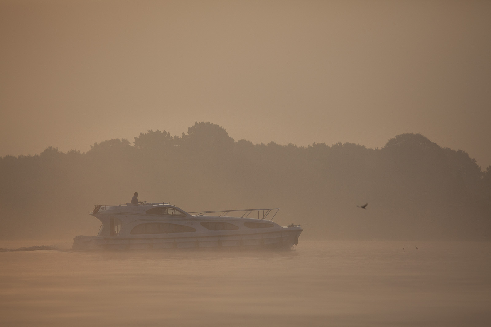 Het Lough Ree meer in de ochtendmist met Le Boat